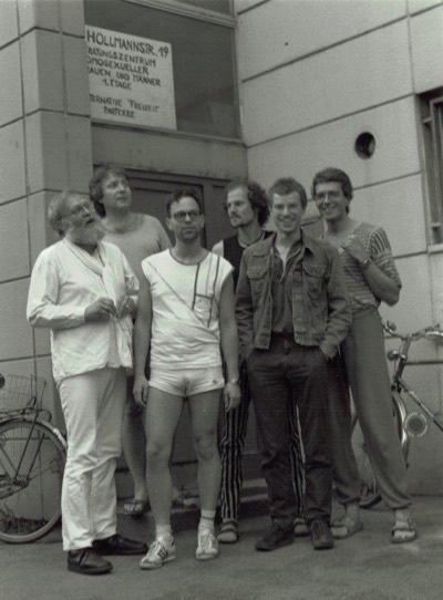 Schwarz-weiß Gruppenbild mit 6 Personen vor einem Gebäude