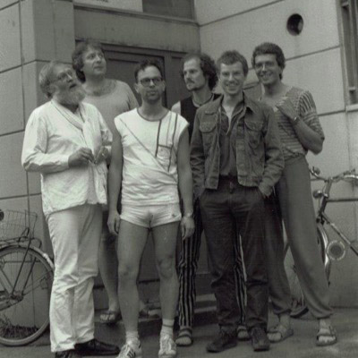 Schwarz-weiß Gruppenbild mit 6 Personen vor einem Gebäude