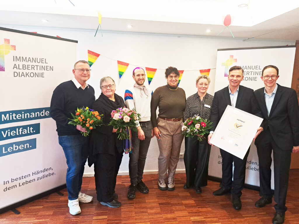 Das Foto zeigt sieben Personen bei der Siegelübergabe 