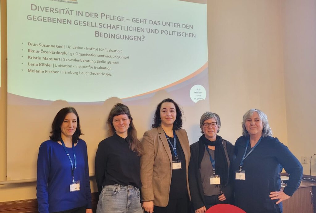 Das Foto zeigt fünf Personen vor einer Präsentationsfolie